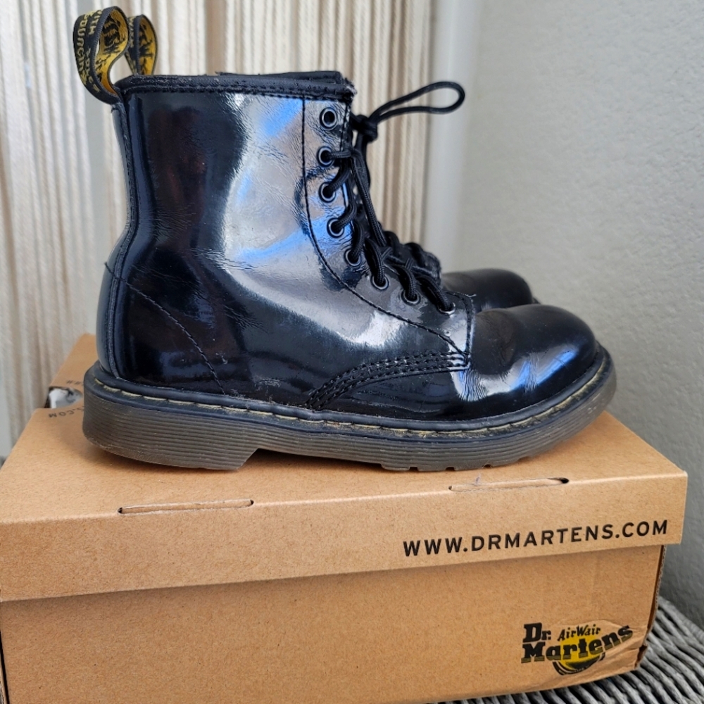 Dr. Marten girls patent black boots 1460 Pascal.